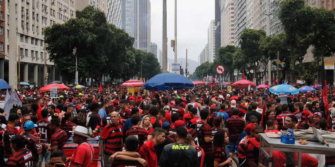 PM e torcedores se enfrentam em confusão após desfile do Flamengo