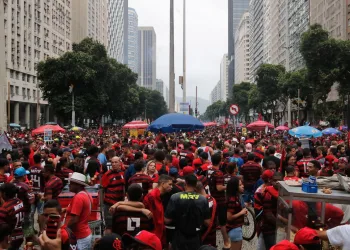PM e torcedores se enfrentam em confusão após desfile do Flamengo
