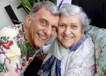 Mãe de Jorge Fernando se consola ouvindo áudios do filho para matar a saudade
