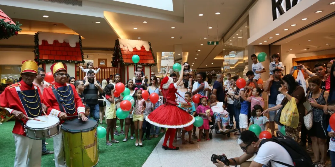 PARK SHOPPING PROMOVE PARADA NATALINA PARA CHEGADA DO PAPAI NOEL