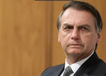 Bolsonaro assina ficha de desfiliação do PSL