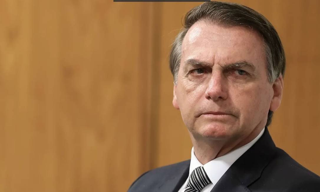 Bolsonaro assina ficha de desfiliação do PSL