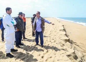 Autoridades já temem que manchas de óleo atinjam praias do Rio