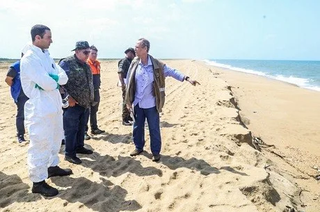 Autoridades já temem que manchas de óleo atinjam praias do Rio