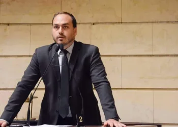 Polícia Civil trabalha com hipótese de envolvimento de Carlos Bolsonaro no caso Marielle, diz rádio