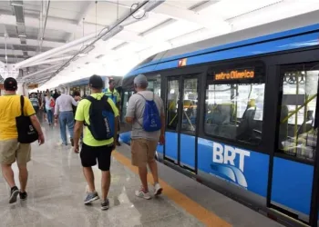 Ônibus do BRT atropela e mata um homem no Terminal Alvorada( VIDEO FORTE)