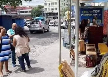 REJEITADA PELO PAI, TRAVESTI QUE MORA EM PONTO DE ÔNIBUS NO RJ QUER ‘DIGNIDADE DE VOLTA