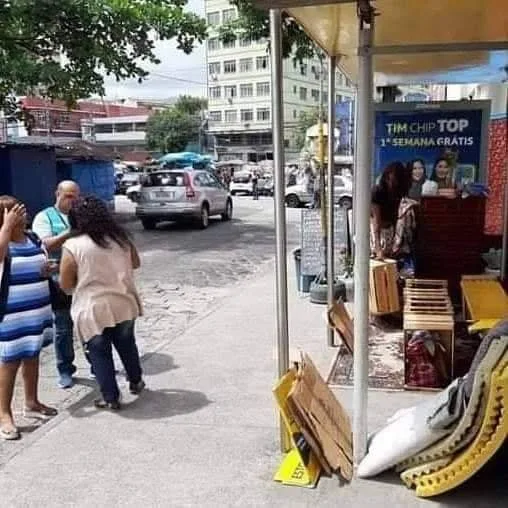 REJEITADA PELO PAI, TRAVESTI QUE MORA EM PONTO DE ÔNIBUS NO RJ QUER ‘DIGNIDADE DE VOLTA