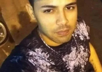 AMIGOS DE JOVEM MORTO PELA EX NAMORADA FAZEM VAQUINHA PARA ENTERRO
