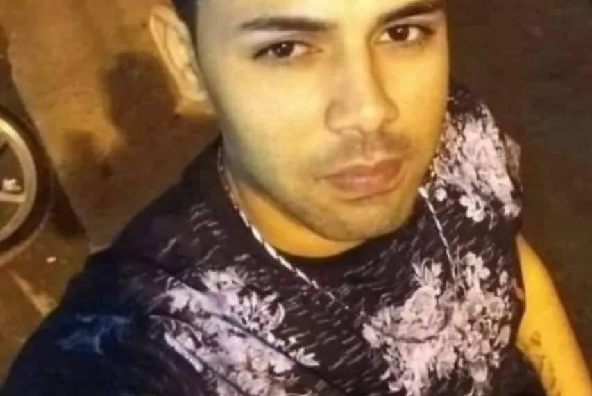 AMIGOS DE JOVEM MORTO PELA EX NAMORADA FAZEM VAQUINHA PARA ENTERRO