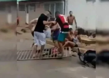 suspeito de matar ex é espancado por vizinho