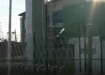 alunos de escola municipal estudam no chão em Campo Grande