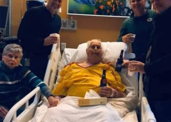 Com doença terminal, homem se despede tomando uma última cerveja com os filhos