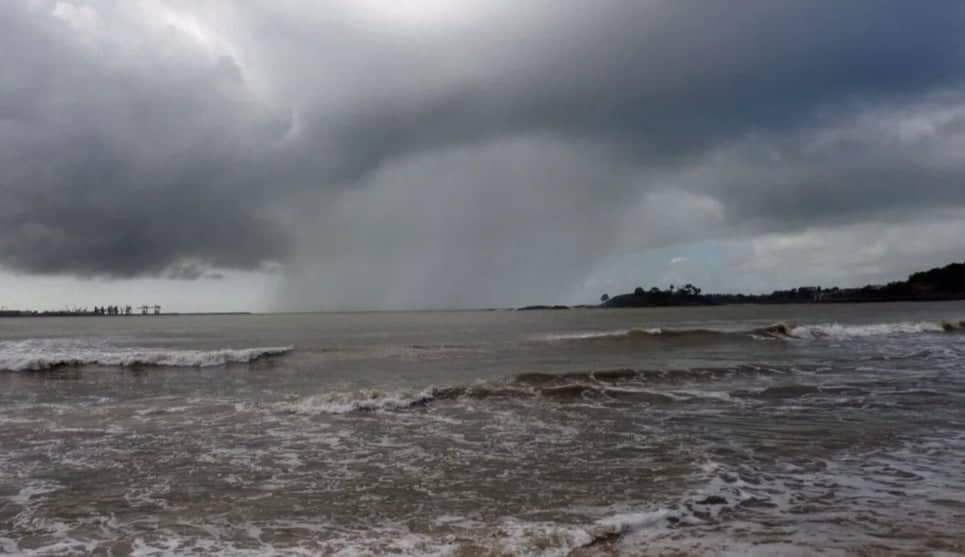 Estudo comprova Pobre quando marca viagem para praia, chove.