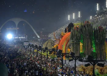 Crivella e ministro do Turismo unem-se para melhorar carnaval do Rio