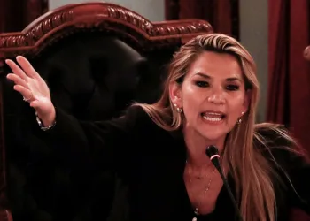 Senadora da oposição declara-se presidente da Bolívia