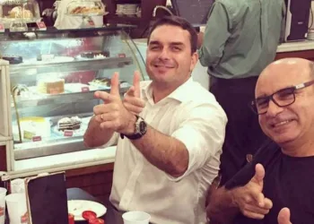 Queiroz e parentes de ex-mulher de Bolsonaro são alvos de ação do MP-RJ