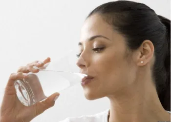 Cinco motivos para beber água assim que acorda