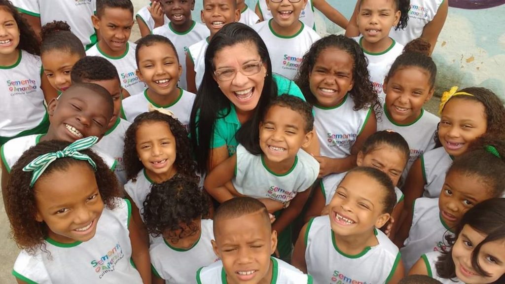 Tia Selminha com crianças do projeto Tia Selminha com crianças do projeto