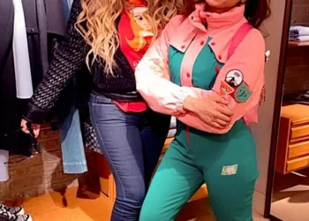 Anitta realiza sonho ao encontrar Mariah Carey: ‘Melhor presente de Natal da minha vida’