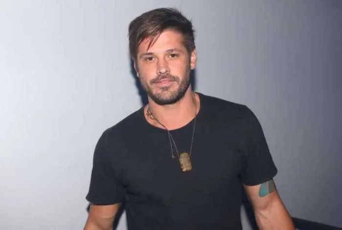 Dado Dolabella usa tornozeleira eletrônica em prisão domiciliar