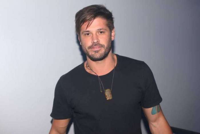 Dado Dolabella usa tornozeleira eletrônica em prisão domiciliar