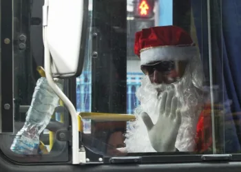Papai Noel piloto? Motoristas de ônibus se fantasiam de ‘bons velhinhos’