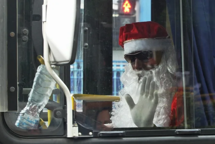 Papai Noel piloto? Motoristas de ônibus se fantasiam de ‘bons velhinhos’