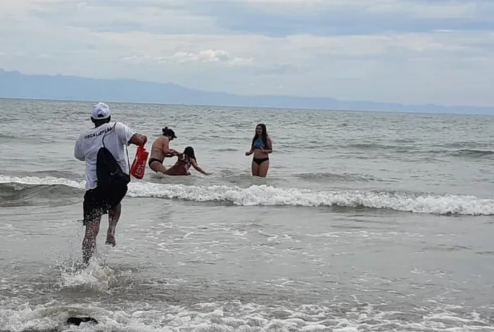 Fiscal da vigilância sanitária salva criança de ataque de cachorro em praia