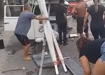 Grave acidente entre dois carros deixa três homens feridos na Zona Oeste