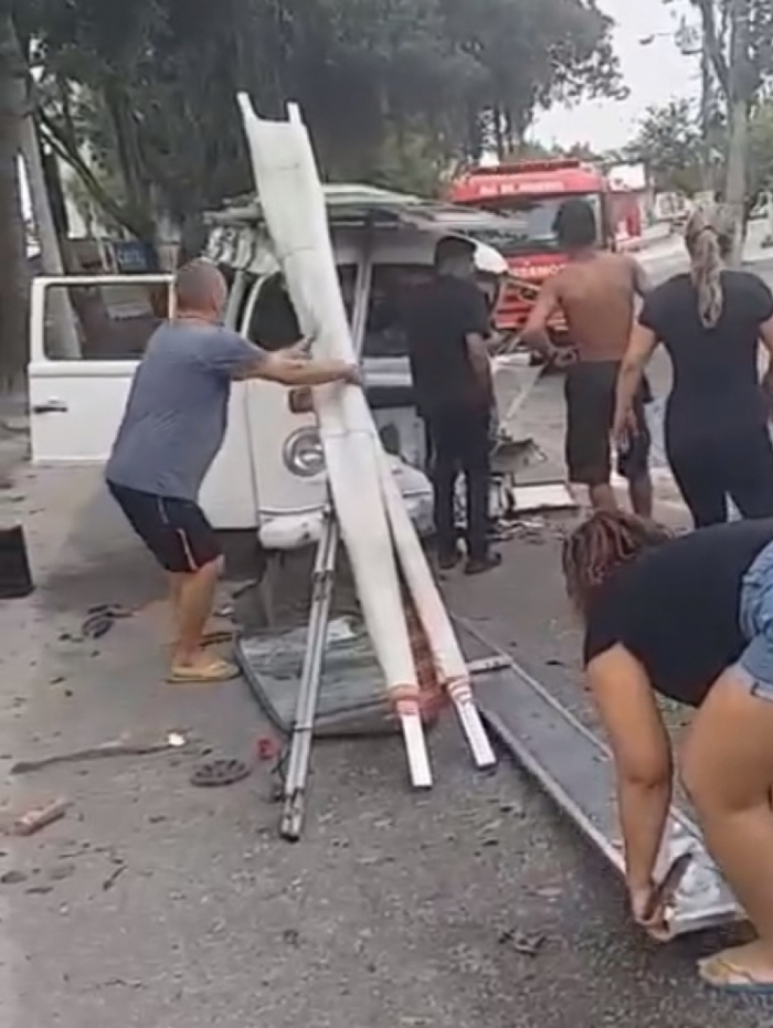 Grave acidente entre dois carros deixa três homens feridos na Zona Oeste