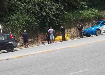 Corpos de mortos em confronto entre facções no RJ são colocados em estrada.