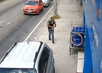 Vídeo: homem é baleado durante assalto na Avenida Santa Cruz