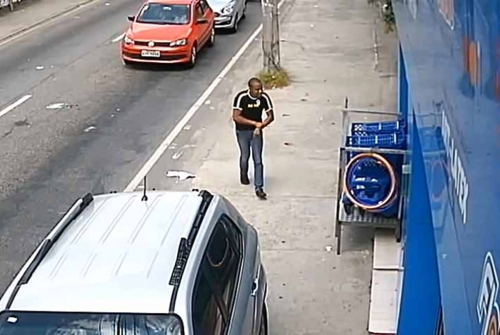 Vídeo: homem é baleado durante assalto na Avenida Santa Cruz