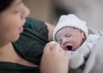 Sofrência vem de berço! Marília Mendonça mostra foto de filho em ‘pose sertaneja’