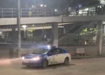 Vídeo: PMs atiram de dentro de viatura durante racha na Baixada