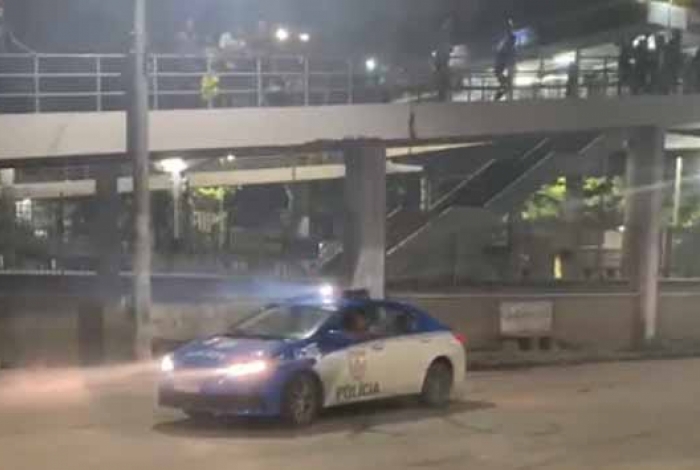 Vídeo: PMs atiram de dentro de viatura durante racha na Baixada