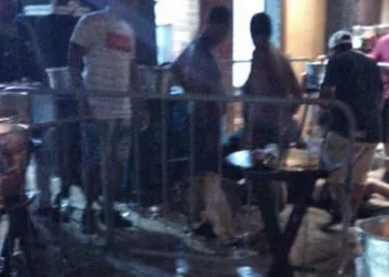 Uma pessoa morre e outra fica ferida em tiroteio dentro de bar