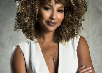 Sheron Menezzes salva família de incêndio em condomínio