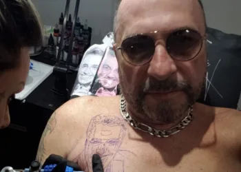 DIRETOR DE GUGU TATUA ROSTO DO APRESENTADOR