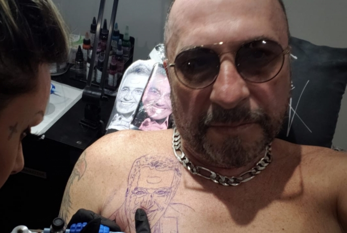 DIRETOR DE GUGU TATUA ROSTO DO APRESENTADOR