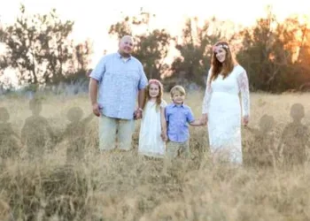 Mãe que sofreu sete abortos inclui seus anjinhos em foto e emociona