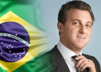 Globo estuda demitir Luciano Huck.