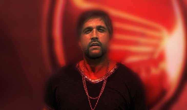 Cantor sofre acidente de carro e fica ferido