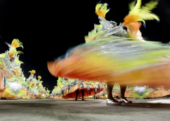 Marcelo Crivella negocia exibição do carnaval com a RedeTV