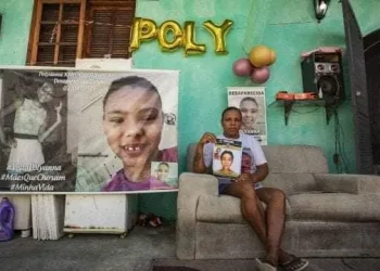 MÃE FAZ FESTA DE 15 ANOS PARA FILHA DESPARECIDA EM 2015