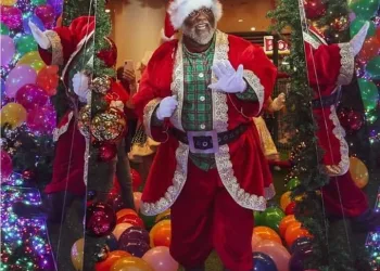 É DÁ MINHA COR’: MENINA SE EMOCIONA AO VER PAPAI NOEL NEGRO EM SHOPPING