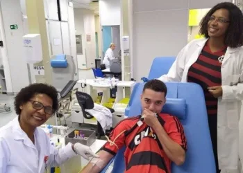 Torcedores do Flamengo doam sangue para assistir semifinal com atestado
