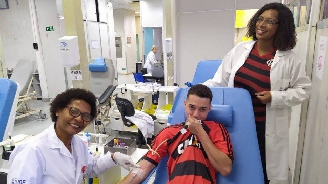 Torcedores do Flamengo doam sangue para assistir semifinal com atestado
