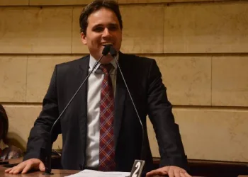 Vereador quer proibir terapia e cirurgia de mudança de sexo a menores no Rio